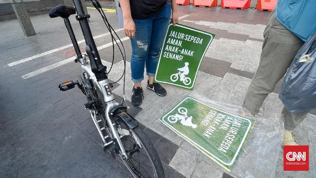 Uji coba tujuh jalur sepeda di Jakarta dilakukan mulai hari ini. Nantinya kendaraan selain sepeda yang parkir dan melintas di jalur akan ditilang.