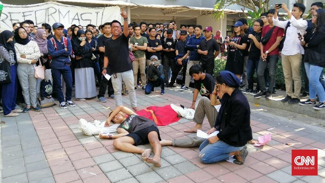 Pengesahan RUU KPK oleh DPR dan pemerintah beberapa waktu lalu dianggap sejumlah elemen mahasiswa Universitas Airlangga sebagai upaya mematikan KPK.