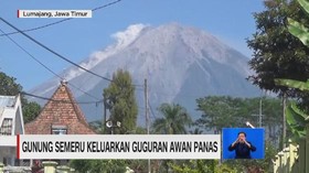 VIDEO: Gunung Semeru Keluarkan Guguran Awan Panas