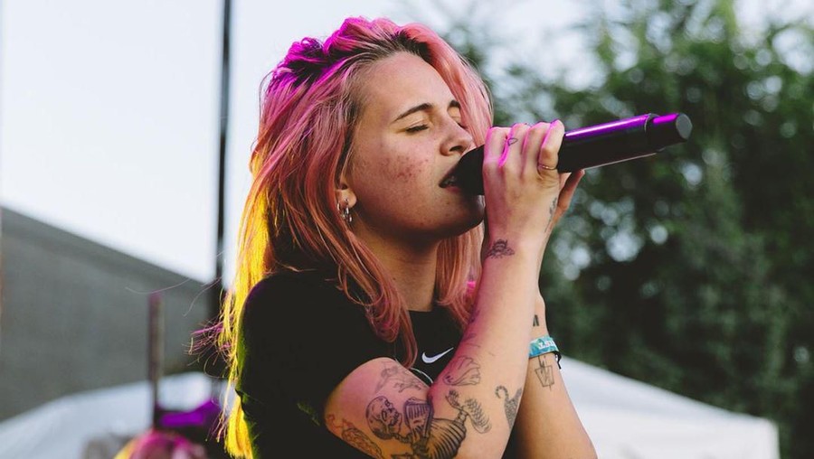 Ulasan mengenai lagu berjudul Never Gonna Like You yang dinyanyikan Bea Miller berkolaborasi dengan Snakehips.