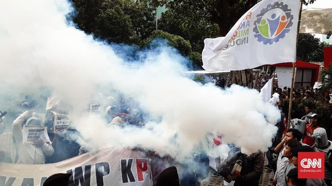 Berdasarkan pantauan CNNIndonesia.com, puluhan orang dari dua kelompok tersebut mulai berkumpul dan melakukan aksi di depan gedung KPK sekitar pukul 14.00 WIB.