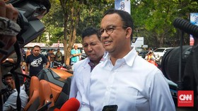 Di Depan Warga, Anies Sindir DPRD Sibuk soal Lem Aibon