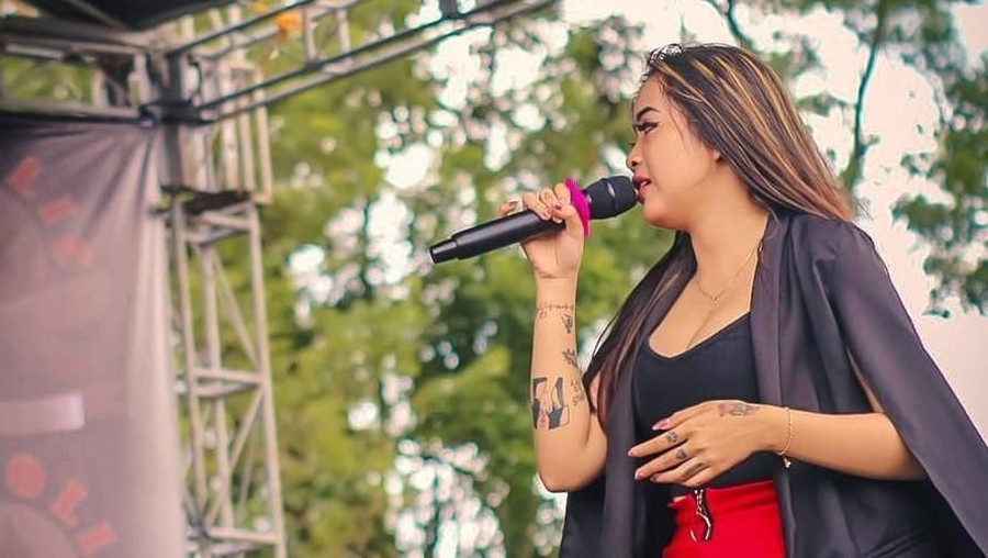 Ulasan mengenai sejumlah lagu musisi Indonesia yang pernah dinyanyikan ulang oleh Xena Xenita.