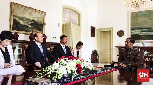 Presiden Joko Widodo menerima delegasi utusan Presiden China, Xi Jinping, di Istana Kepresidenan Bogor, Jawa Barat, Jumat (20/9).