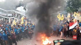 VIDEO: Massa PMII Bakar Ban di Depan Gedung KPK