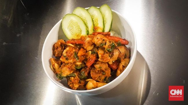 Gurih rempah kuning, pedas cabai dan wangi kemangi menjadi ciri khas Ayam Woku asal Manado. Berikut cara membuat Ayam Woku praktis.