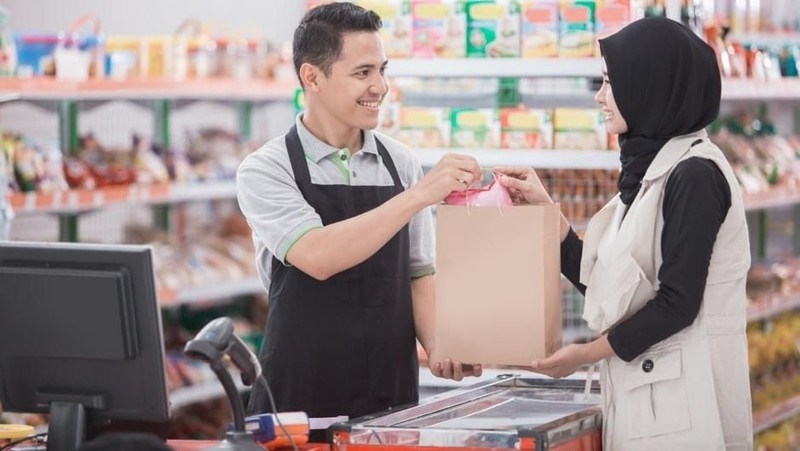 Saat e-commerce dan swalayan belum menjamur seperti sekarang, orang-orang sering berbelanja kebutuhan harian di toko kelontong dekat rumah.