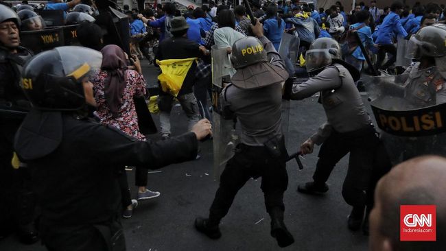 Empat jurnalis menjadi korban kekerasan polisi saat meliput demonstrasi di Gedung DPR, Selasa (24/9). Mereka dipukuli, ditendangi, dan diintimidasi polisi.