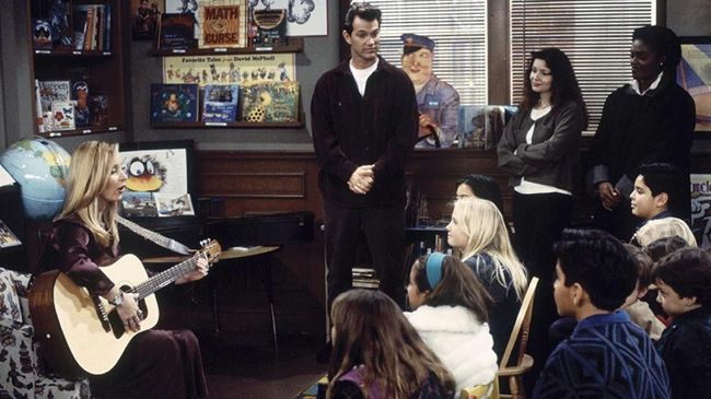 Dalam serial Friends, tokoh Phoebe Buffay kerap menyanyikan lagu-lagu ciptaannya, salah satu lagu yang populer adalah Smelly Cat.
