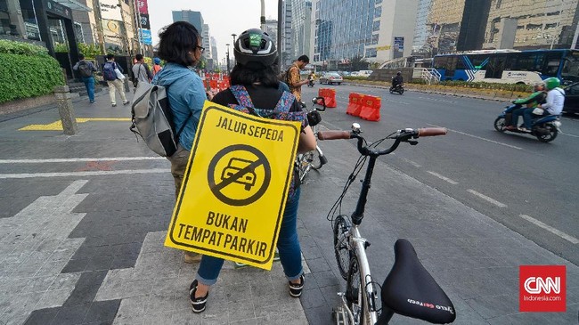 Jalur sepeda di Jakarta memiliki tiga tanda yang harus dipahami oleh para pengemudi kendaraan bermotor. Jika melanggar maka akan ditilang.
