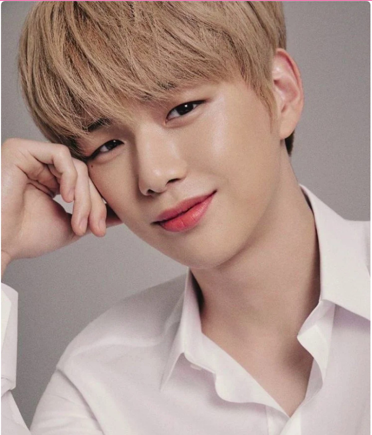 Foto Kang Daniel yang didapuk menjadi model kosmetik High End asal Prancis&comma; Givenchy tersebar dan buat fans histeris melihat ketampanannya&comma; penasaran&quest;