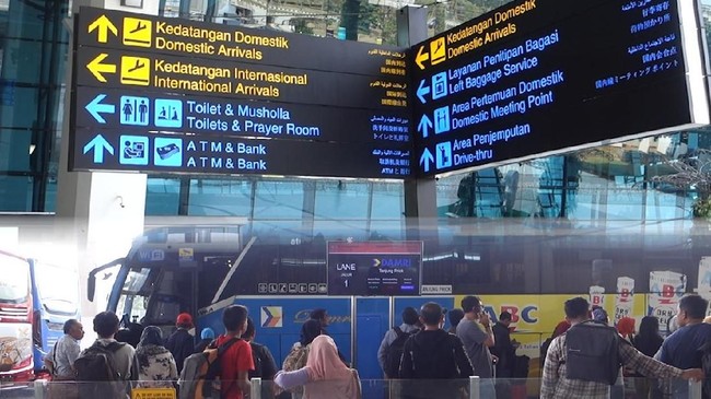 Damri akan menaikkan tarif bus rute Lampung-Jakarta minimal 20 persen imbas kenaikan harga BBM.