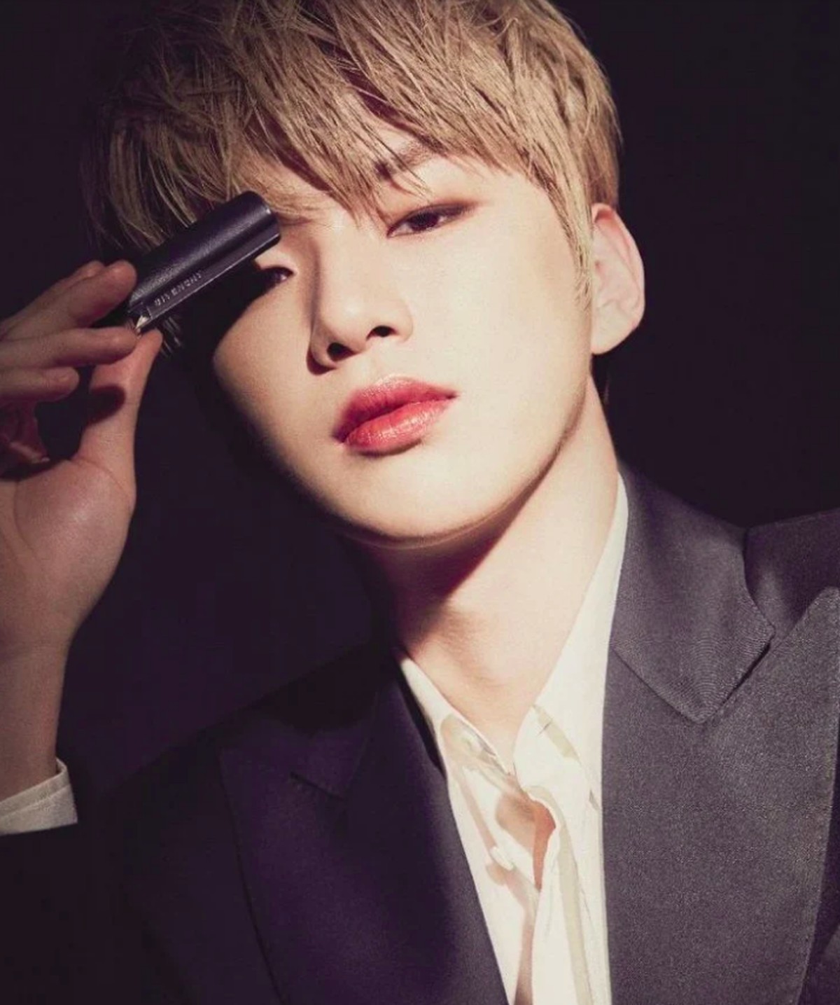 Foto Kang Daniel yang didapuk menjadi model kosmetik High End asal Prancis&comma; Givenchy tersebar dan buat fans histeris melihat ketampanannya&comma; penasaran&quest;
