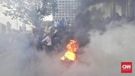 Massa Demo di KPK Ricuh, Sejumlah Benda Dibakar