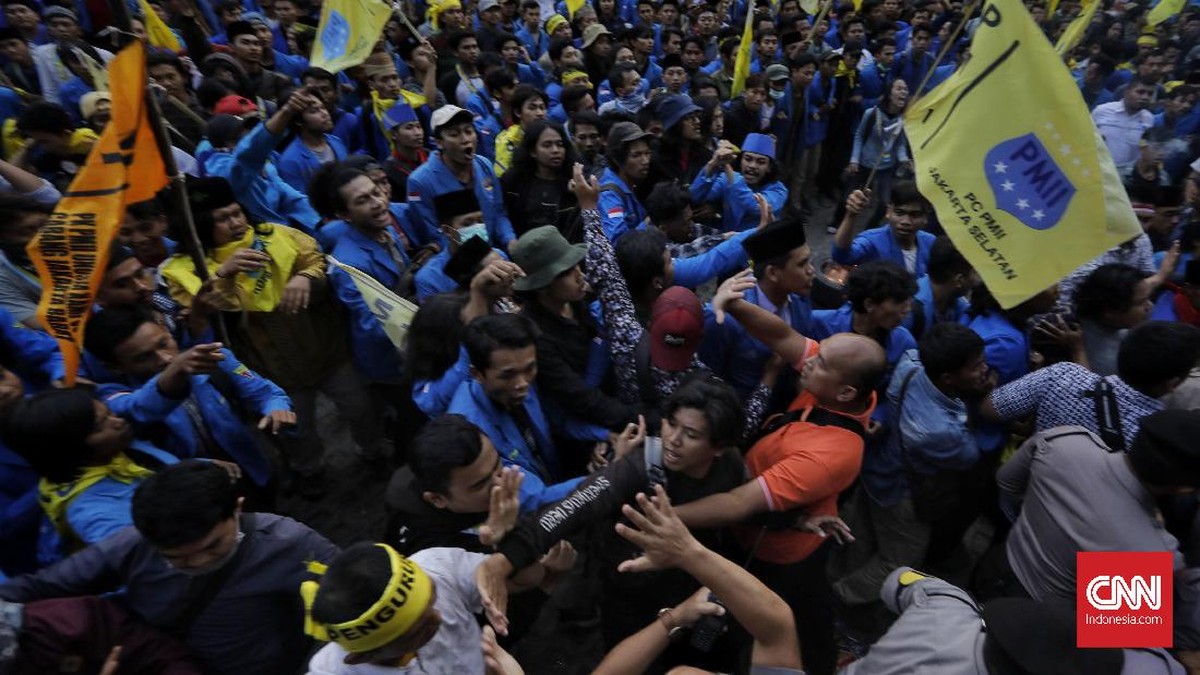 FOTO: Demo Massa PMII Berujung Bentrok di Gedung KPK