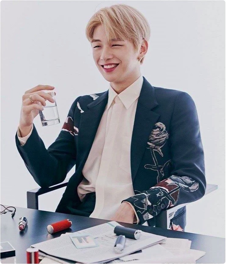6 Potret Bibir Seksi Kang Daniel yang Buat Fans Histeris Foto Kang Daniel yang didapuk menjadi model kosmetik High End asal Prancis, Givenchy tersebar dan buat fans histeris melihat ketampanannya, penasaran?