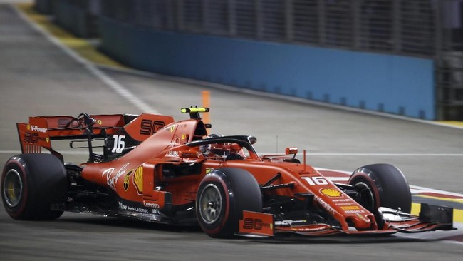 Pembalap Ferrari Charles Leclerc berhasil menempati pole position Formula 1 (F1) GP Singapura.