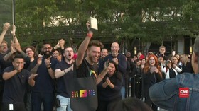 VIDEO: Kebahagiaan Apple Fanboy Dapat iPhone 11 Terbaru