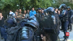 VIDEO: Polisi Paris Tangkap 30 Demonstran Rompi Kuning