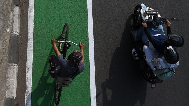 Waswas Gowes di Jalur Sepeda Buatan Anies Jalur sepeda bakal segera diresmikan di Jakarta. Di balik usulan anggaran Rp62 miliar jalur sepeda, keselamatan para pesepeda tampaknya belum menjadi prioritas.