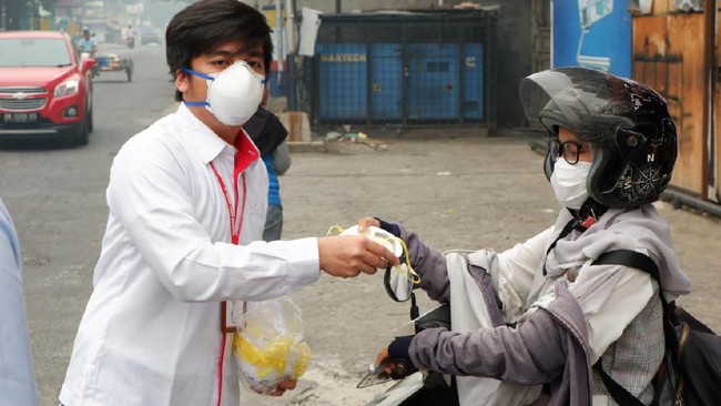Masker N95 berpori-pori kecil dan didesain untuk kebutuhan laboratorium, sehingga bisa membuat pemakainya malah sulit bernafas.