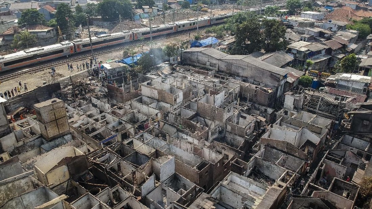 FOTO: Ratusan Rumah Hangus Akibat Kebakaran di Jatinegara