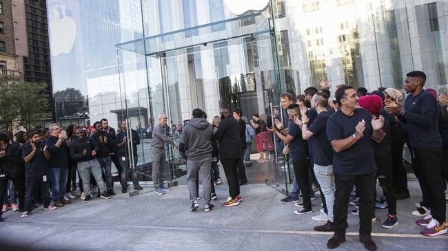 Apple CEO, Tim Cook opens the door of the newly renovated Apple Store at Fifth Avenue on September 20, 2019 in New York City. (Photo by Kena Betancur / AFP)