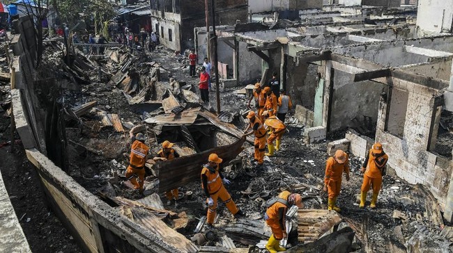 Kebakaran di Jatinegara, Jakarta, pada Sabtu dini hari menghanguskan 129 rumah dan menyebabkan sekitar 500 orang mengungsi.