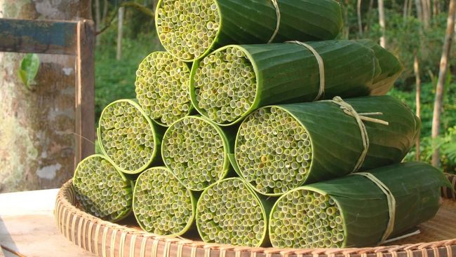 Seorang warga Vietnam membuat alternatif sedotan berbahan rumput. Sedotan disebut-sebut sebagai salah satu solusi masalah sampah plastik di dunia.