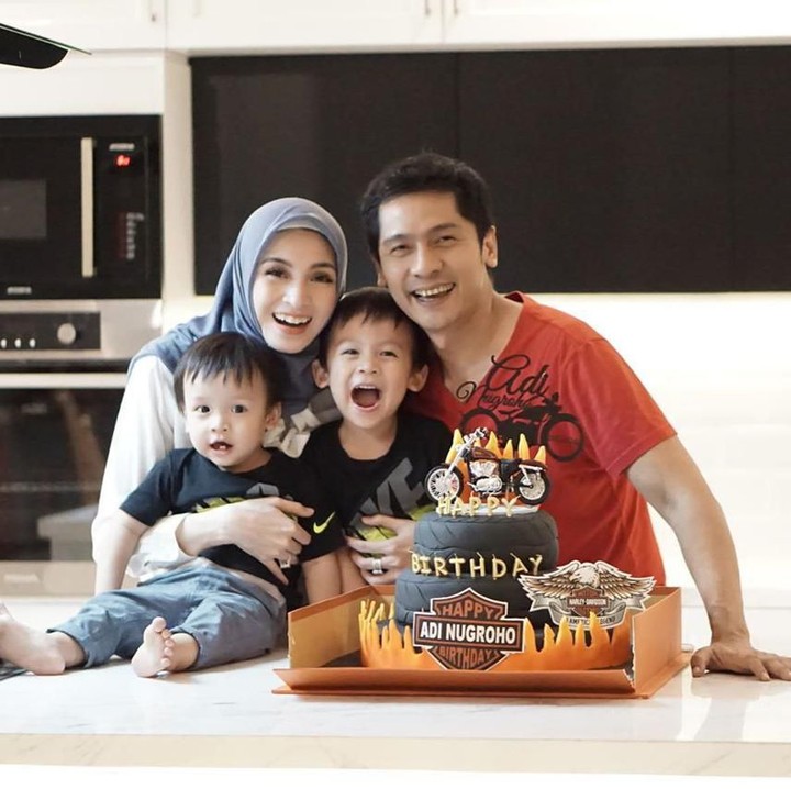 <p>Momen bahagia saat Ayah Adi ulang tahun nih, Bun. (Foto: Instagram @donitabhubiy)</p>