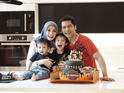 Potret 5 Tahun Pernikahan Adi Nugroho & Donita yang Kian Harmonis