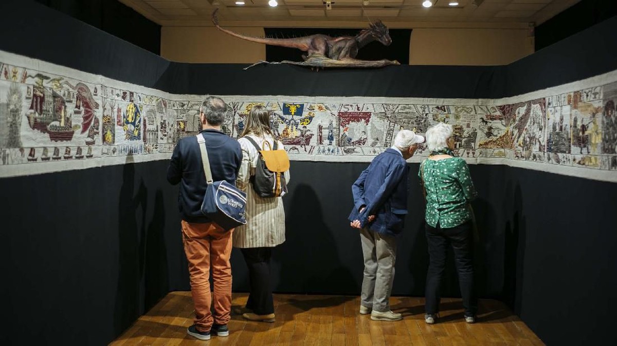 FOTO : Menonton 'Game Of Thrones' di Tembok di Prancis