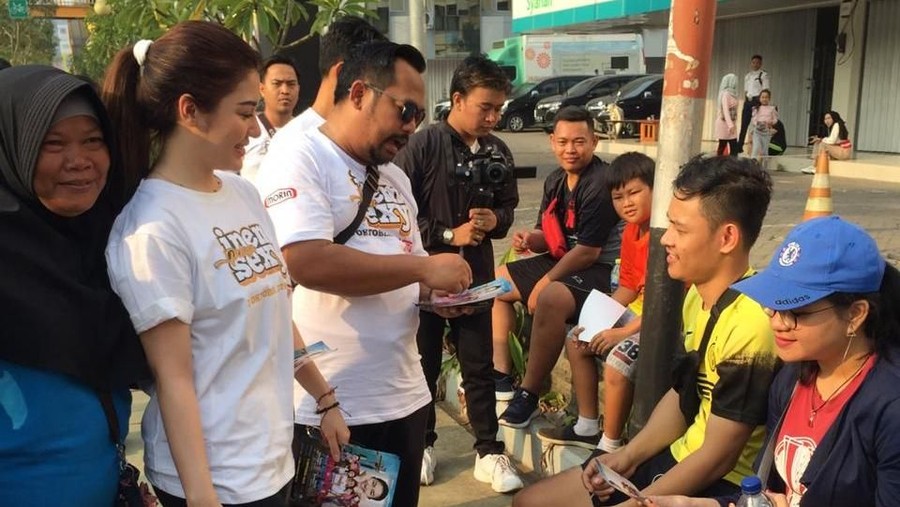 Pemain film Inem Pelayan Sexy New buat heboh warga Bekasi.