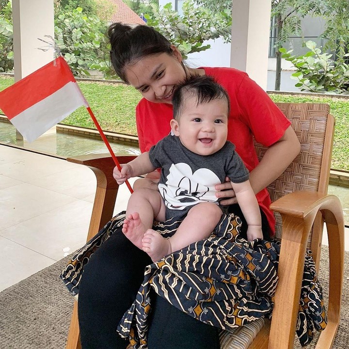 Pasangan Putri Titian dan Junior Liem menyambut kelahiran anak kedua, pada 15 Maret 2019. Si jagoan kecil yang diberi nama Mykah Iago Liem itu lahir dengan berat 3,325 kilogram dan panjang 49 centimeter. (Foto: Instagram @putrititian)