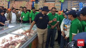 Anies Buka Toko Kelontong JakGrosir di Kepulauan Seribu
