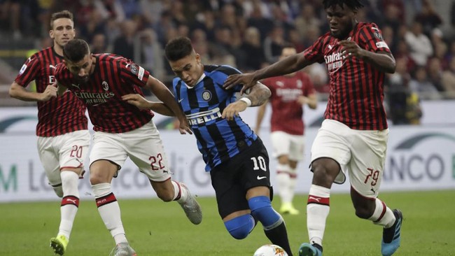 Inter Milan yang tengah bersaing memburu gelar Liga Italia mendapat ancaman dari saudara tiri AC Milan di Serie A Liga Italia.