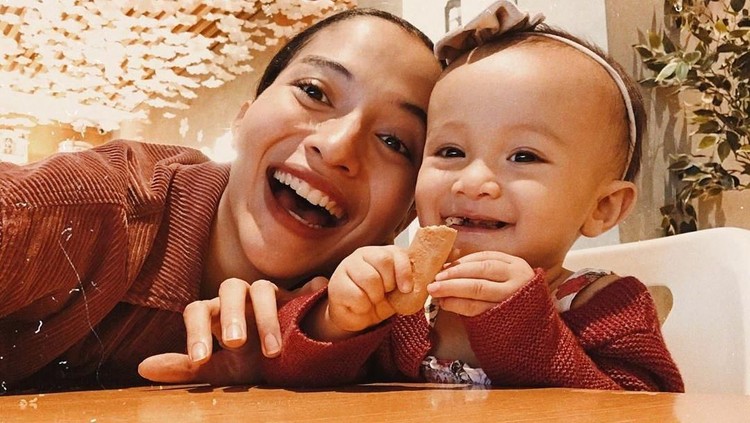 Sebagai ibu, Putri Marino sering mengucapkan kata-kata puitis bermakna mendalam untuk putri kecilnya, Surinala Carolina Jarumilind.