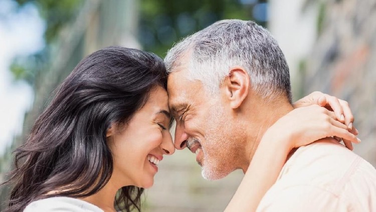 Ungkapan age is just a number dalam berumah tangga benar-benar dialami pasangan suami istri yang beda usianya sampai 40 tahun ini yang ceritanya viral.