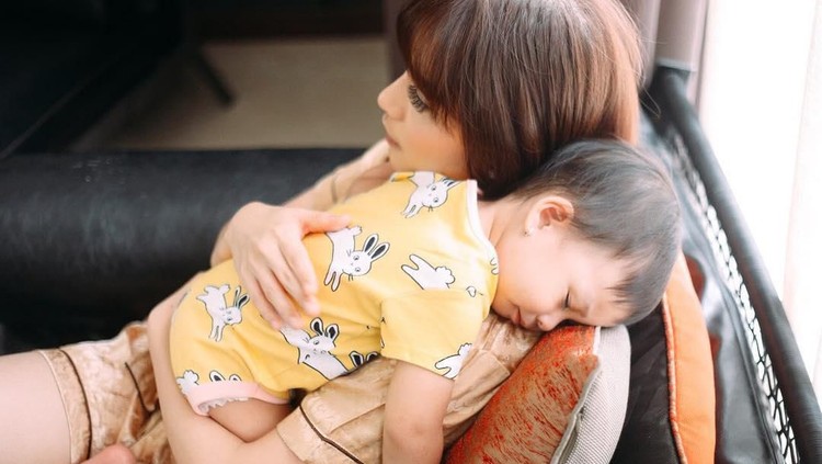 Saat proses menyapih anak muncul rasa sedih dalam diri Chelsea Olivia dan Sabai. Bunda juga pernah merasa demikian?