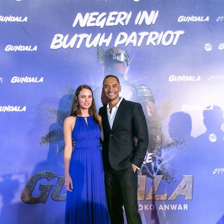 <p>Tampak Valentine menemani sang suami di premiere film Gundala beberapa waktu lalu. (Foto: Instagram @valentinepayen)</p>