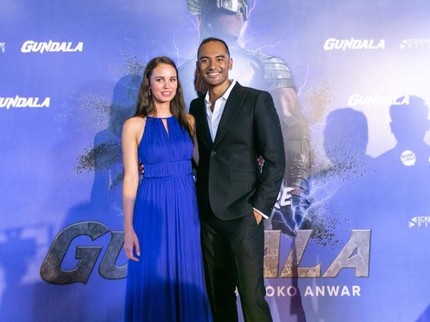 8 Momen Romantis Pemain 'Gundala' Ario Bayu & Istri