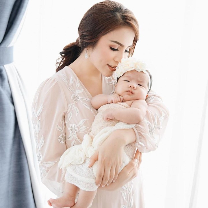 Rumah tangga Momo Geisha dan sang suami, Nicola Reza Samudra, kian berwarna sejak kehadiran buah hati pertama mereka, Sheena Gabriella Aurora Samudra. Bayi perempuan yang disapa Baby Briell itu lahir pada 28 Februari 2019. (Foto: Instagram @therealmomogeisha)
