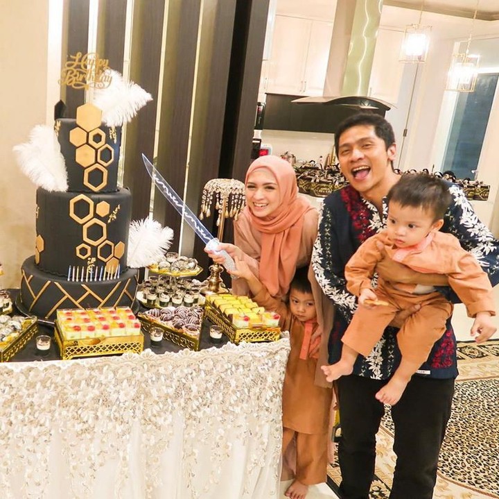 <p>Pasangan ini baru saja merayakan ulang tahun ke-5 pernikahan mereka. Seru banget ya? Semoga langgeng... (Foto: Instagram @donitabhubiy)</p>