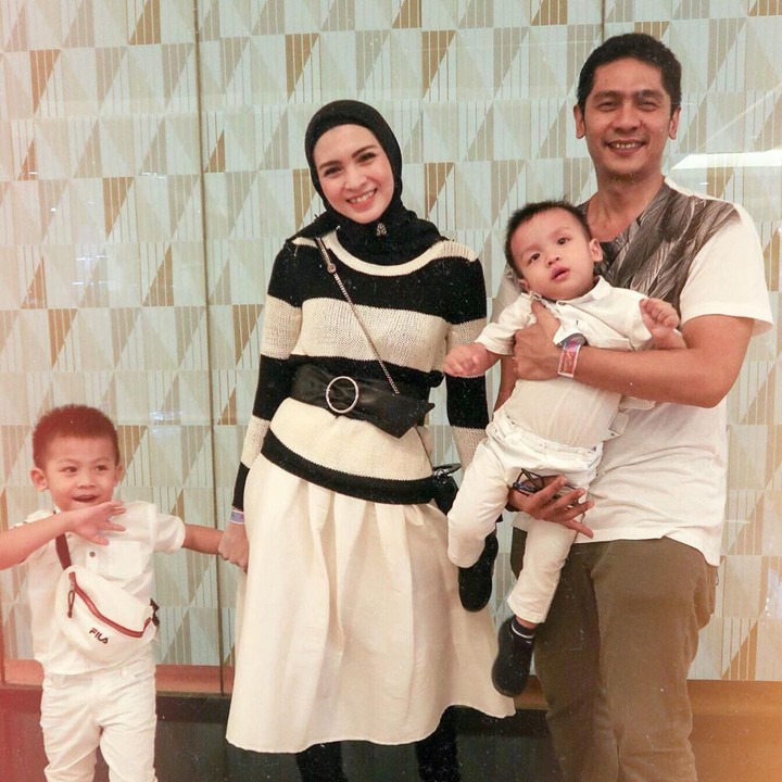 <p>Adi dan Donita sering banget menghabiskan waktu bersama kedua buah hati mereka. (Foto: Instagram @donitabhubiy)</p>