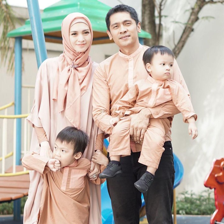 <p>Kompaknya gaya keluarga ini di Hari Raya Idul Fitri. (Foto: Instagram @donitabhubiy)</p>