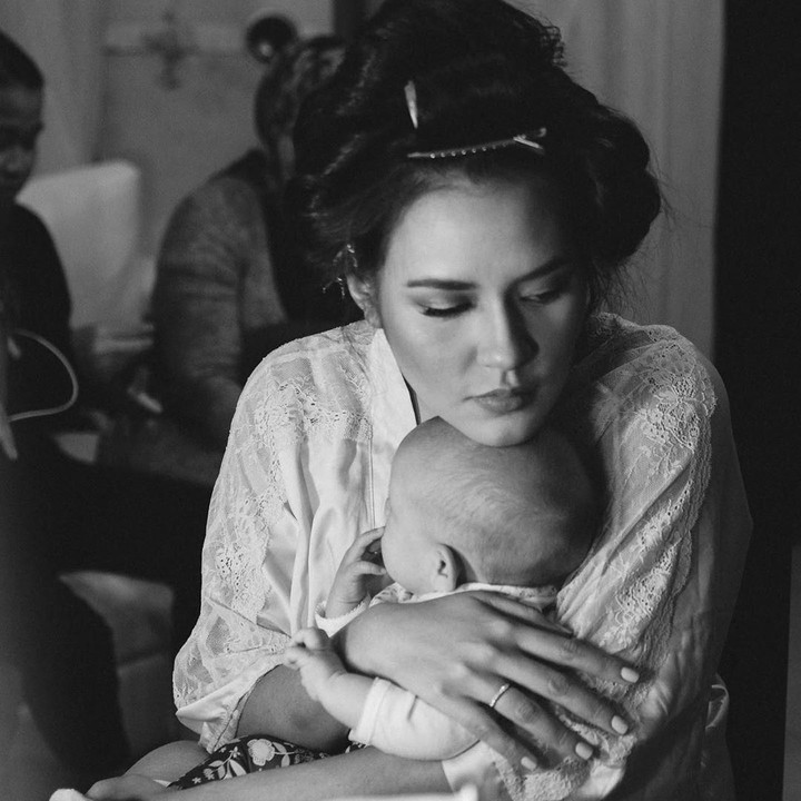 Sejak lahir pada 12 Februari 2019, Zalina Raine Wyllie, putri pertama pasangan Raisa Andriana dan Hamish Daud ini memang jarang eksis di akun Instagram ayah dan bundanya. Bahkan hingga saat ini, Raisa masih enggan memperlihatkan wajah sang buah hati. (Foto: Instagram @raisa6690)