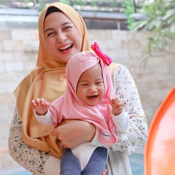 Sempat cemas jelang persalinan karena dokter belum datang, Nina Zatulini bersyukur bisa melahirkan anak kedua secara normal, pada 27 Januari 2019. Ia dan sang suami, Chandra Tauphan Ansar, memberi nama si kecil Khanza Inara Chandra. (Foto: Instagram @ninazatulini22)