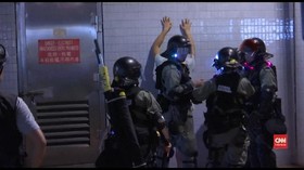 VIDEO: Polisi dan Pedemo Kembali Bentrok di Hong Kong