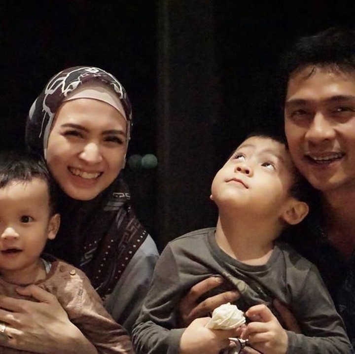 <p>Kini keduanya telah dikaruniai dua anak laki-laki, Athariz Alfarizqi Svarga Nugroho dan Parvaiz Farezell Shaquill Nugroho. (Foto: Instagram @donitabhubiy)</p>