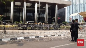 Antisipasi Ricuh, Polisi Pasang Barikade Kawat Berduri di KPK